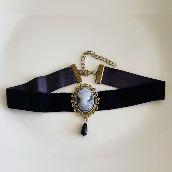 Victorian-Style Cameo Velvet Choker Necklace - Picture 2 of 3